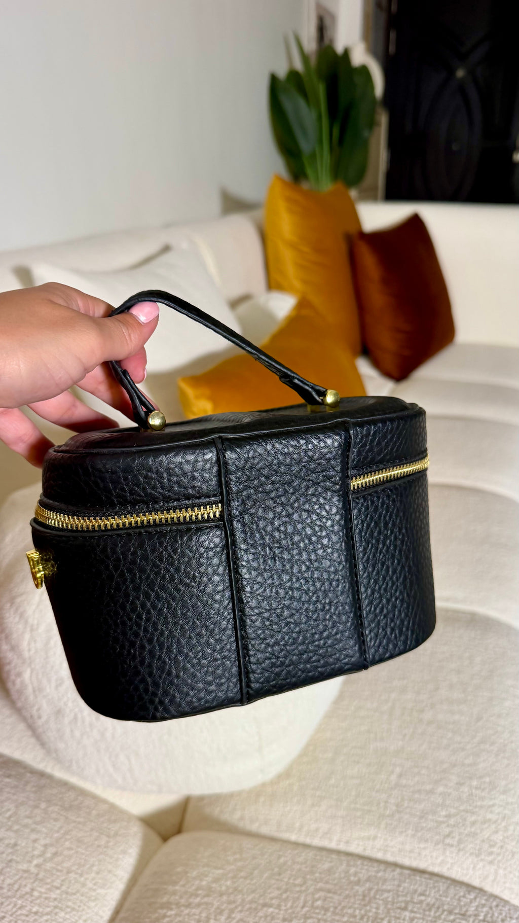 Black Minimalist Bucket